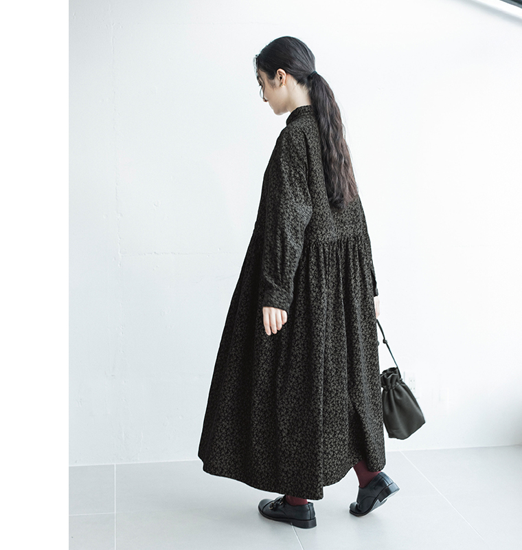 花柄コーデュロイワンピースの後ろ姿｜ギャザー切替が印象的なロング丈デザイン