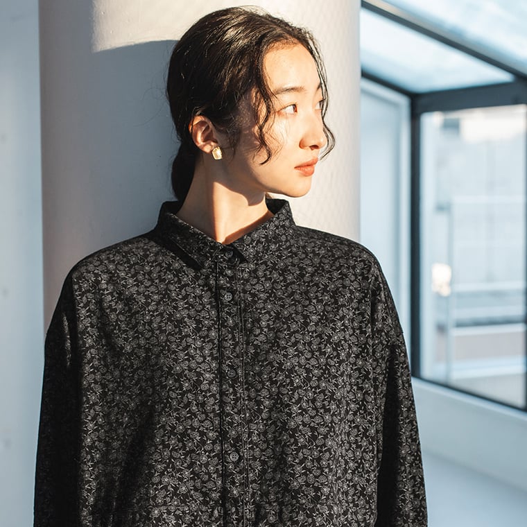 花柄プリントのコーデュロイ前開きワンピース上半身アップ｜クラシカルな小花柄