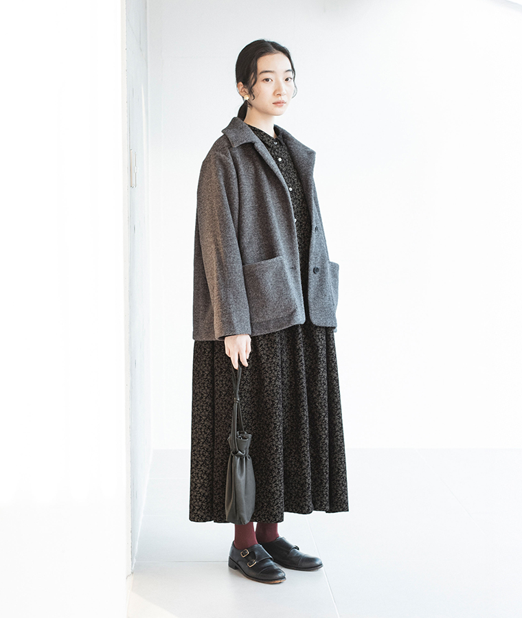 花柄コーデュロイ前開きワンピースにショートコートを合わせた秋冬レディースコーデ