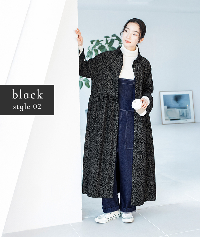 花柄コーデュロイ前開きワンピースを羽織ったレディースコーデ｜ブラック デニムサロペット重ねのナチュラルスタイル