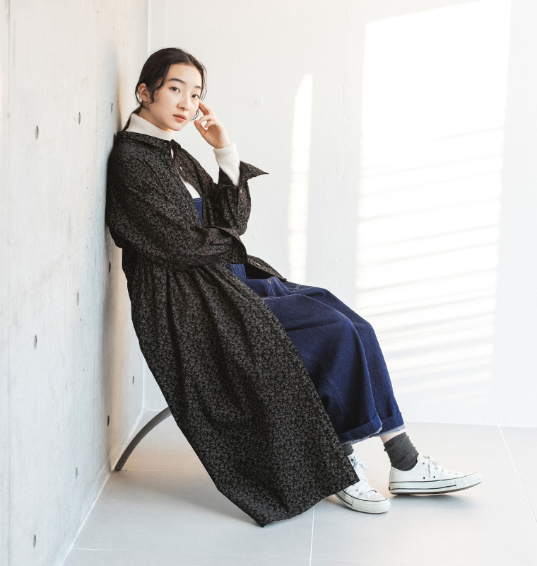 トラッドツイードワイドパンツ〈ブa花柄コーデュロイ前開きワンピース着用イメージ｜ブラック ゆったりシルエットのナチュラルコーデラウン〉バックシルエット／落ち感のあるワイドラインと後ろ姿のディテール