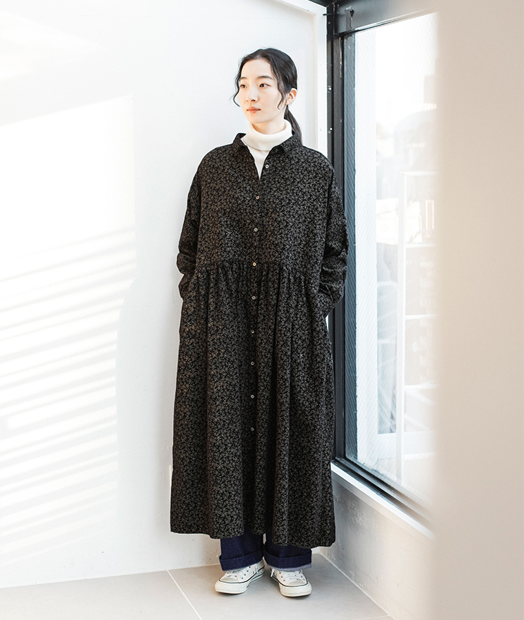 花柄プリントのコーデュロイ前開きワンピース｜ブラック ロング丈ナチュラルレディースコーデ