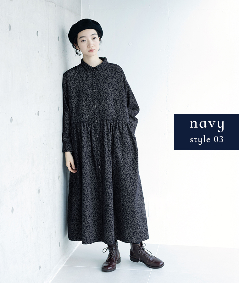花柄コーデュロイ前開きワンピース着用コーデ｜ネイビー ナチュラルで落ち着いたスタイル