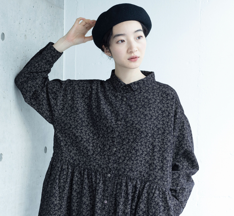 花柄プリントのコーデュロイ前開きワンピース上半身アップ｜ネイビー 小花柄デザイン