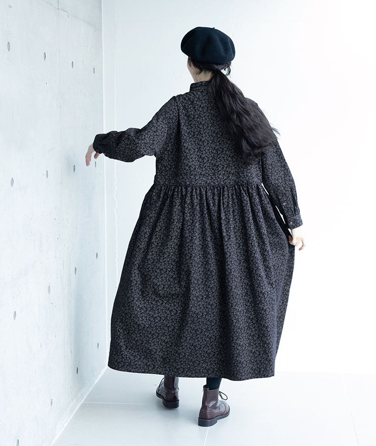 花柄コーデュロイワンピースの後ろ姿｜ネイビー ギャザー切替のロングシルエット