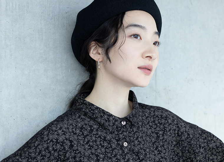 花柄コーデュロイ前開きワンピースの襟元ディテール｜ネイビー クラシカルな小花柄