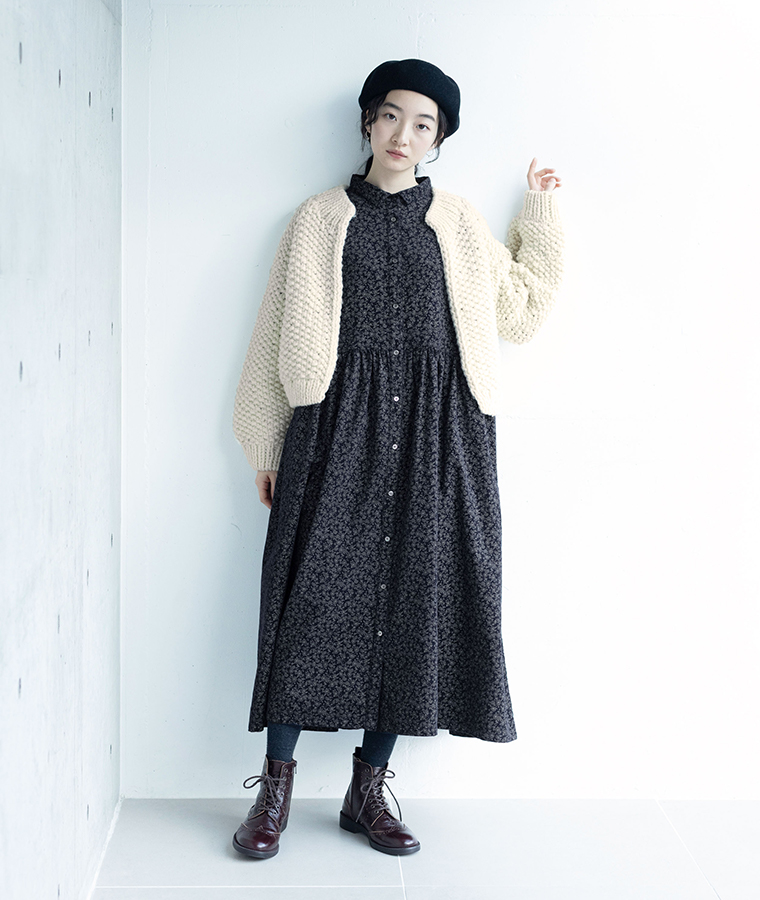 花柄コーデュロイ前開きワンピースにニットカーディガンを重ねた秋冬ナチュラルコーデ｜ネイビー