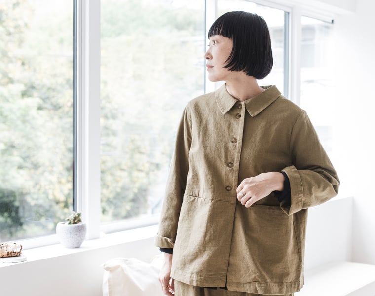 オリーブグリーンのジャケットを着た人物の上半身寄り