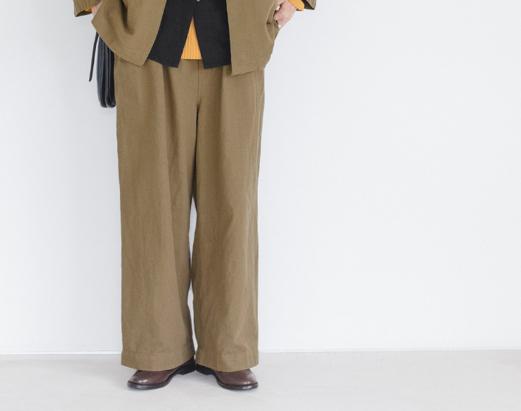 オリーブグリーンのパンツを穿いた下半身寄り