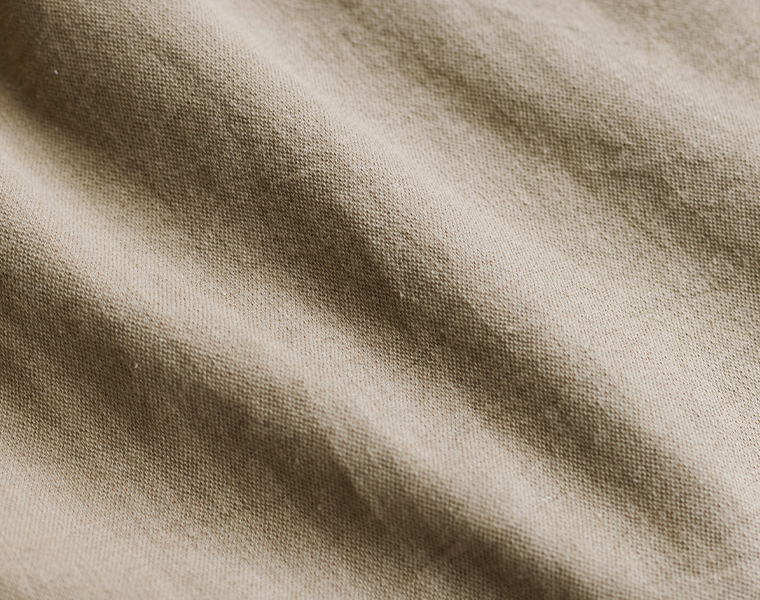 ジャケットとパンツの綿麻素材のオリーブグリーンの生地のアップ