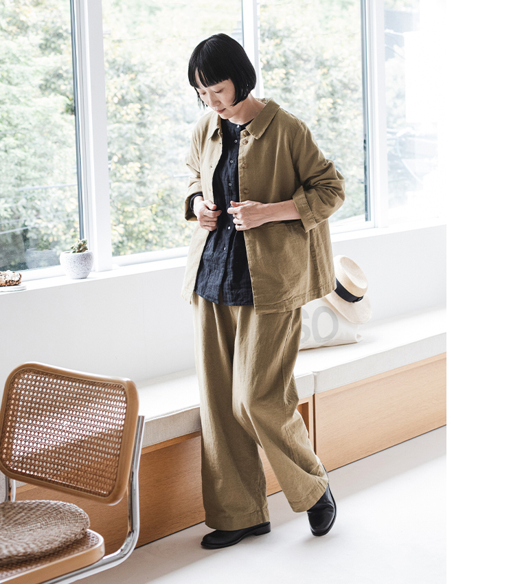 SO福袋のアイテムを着用した室内コーディネート