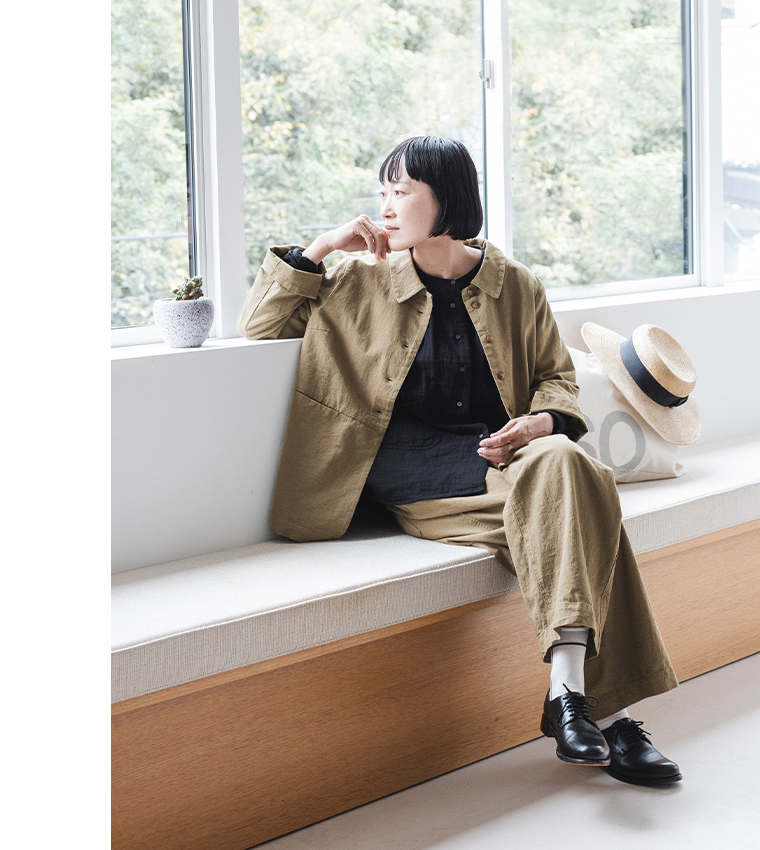 SO福袋のアイテムを着用した室内コーディネートベンチに座った姿