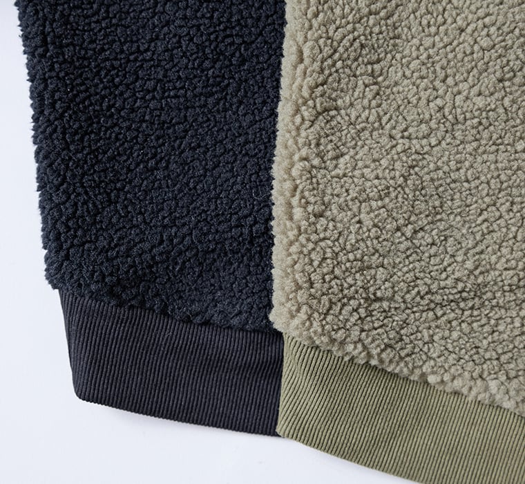 ネイビーとカーキのフリース素材の質感アップ（リブ裾付き）