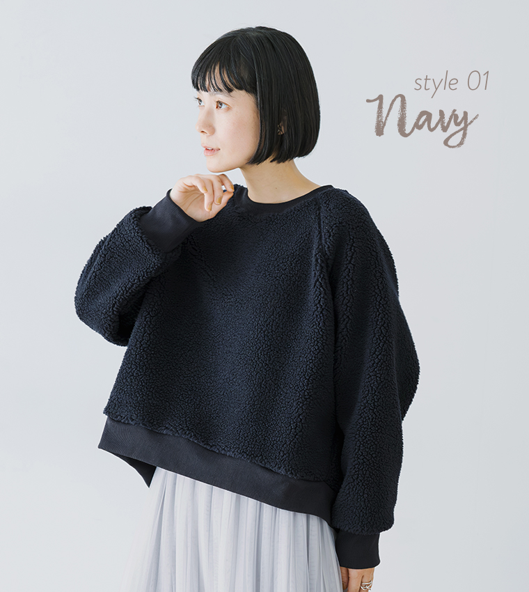 ネイビーのボアプルオーバーをプリーツスカートに合わせた正面コーディネート