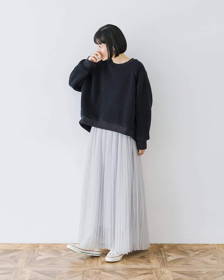 ブラックのボアトップスとチュールスカートを合わせた正面コーディネート