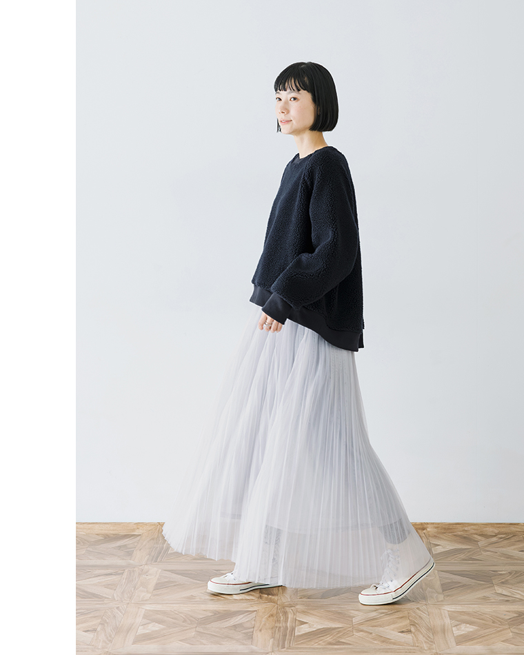 ネイビーのボアトップスとチュールスカートの横姿コーディネート