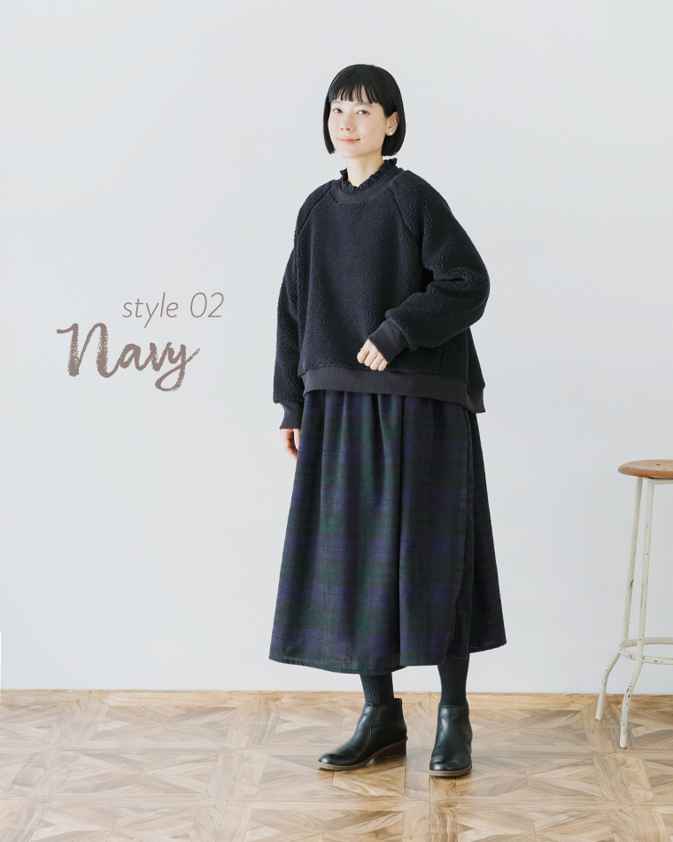ネイビーのボアプルオーバーとチェック柄ワンピースを合わせた全身コーディネート
