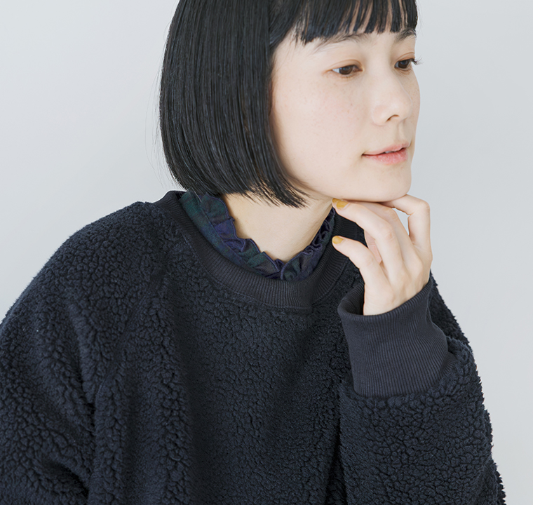 ボアプルオーバーとフリル襟ワンピースを重ねたネイビーコーデの上半身アップ