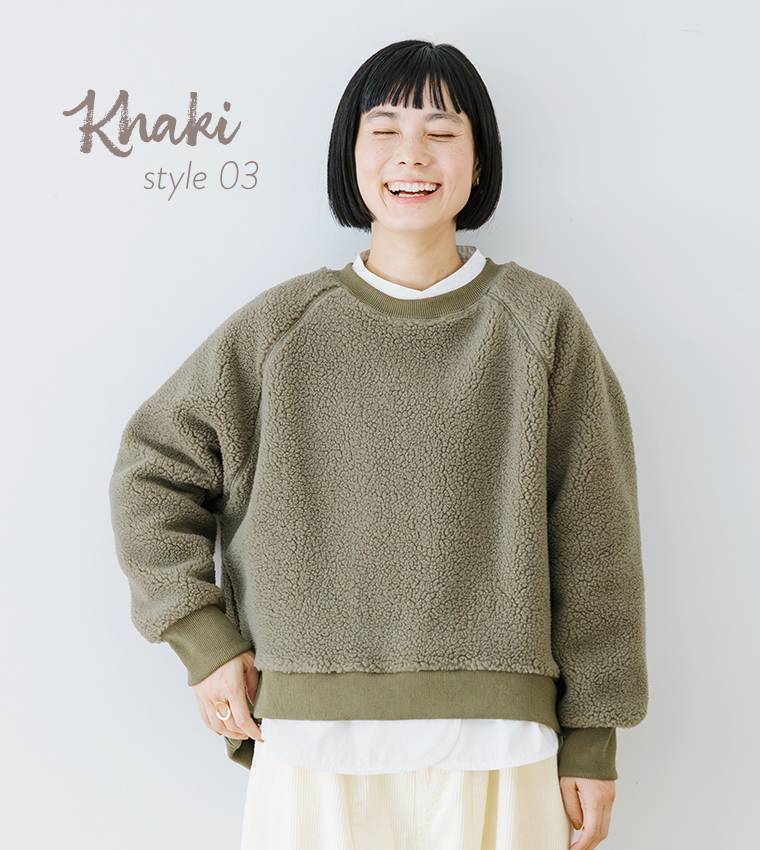 カーキのボアプルオーバーを白シャツに重ねた笑顔のコーディネート