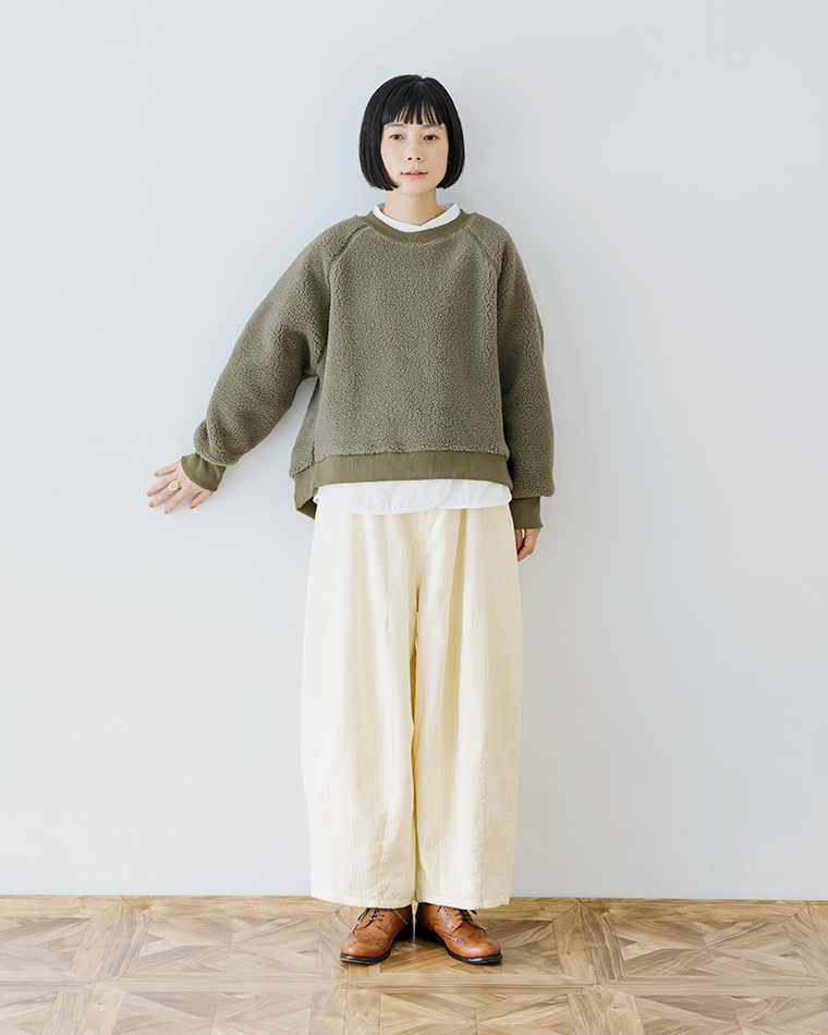 カーキのボアトップスとワイドパンツを合わせたカジュアルコーディネート