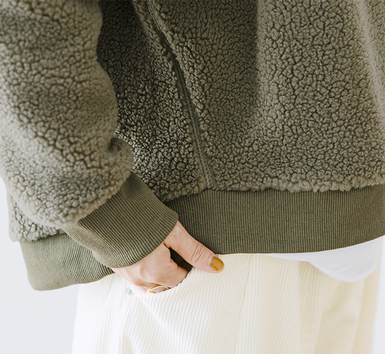 カーキのボアプルオーバーとコーデュロイパンツの素材感ディテール