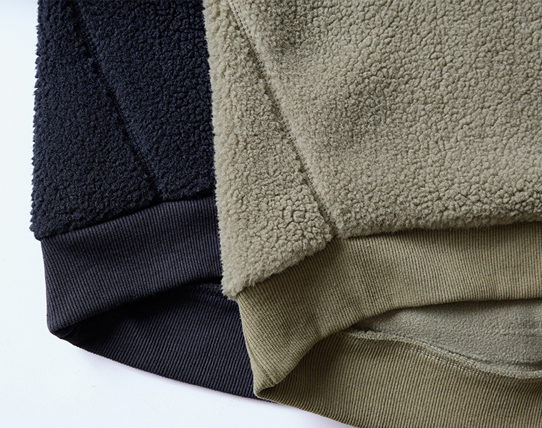 カーキとネイビーのボアプルオーバーを重ねた素材比較カット