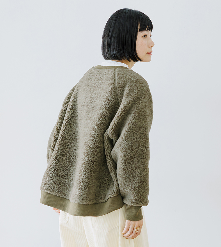  カーキのボアプルオーバーを着た後ろ姿コーディネート