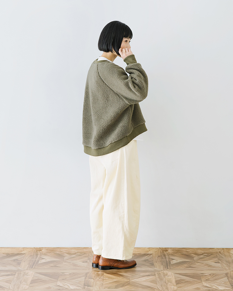 カーキのボアプルオーバーとワイドパンツの横姿コーディネート