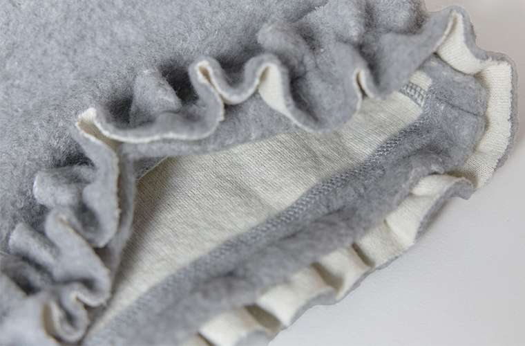 裾フリル部分の裏側仕様がわかるニットパンツのディテールカット