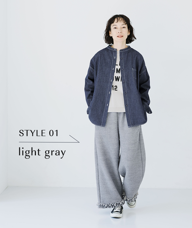 ライトグレーの裾フリルニットパンツを主役にしたナチュラルな冬のスタイリング