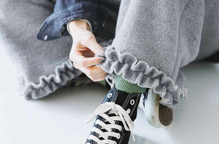 やわらかなニット素材で仕立てた裾フリルデザインのニットパンツのディテール