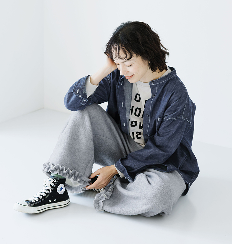 裾フリルニットパンツをスニーカーと合わせたリラックス感のある冬のカジュアルスタイル