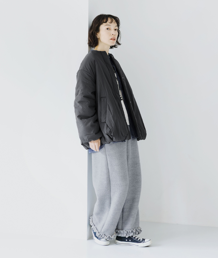 中綿アウターと合わせた裾フリルニットパンツの冬のレイヤードスタイル