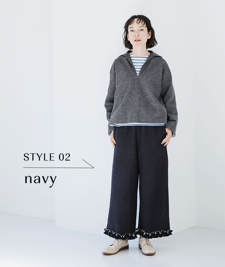 ネイビーの裾フリルニットパンツを主役にしたシンプルな冬のカジュアルスタイル