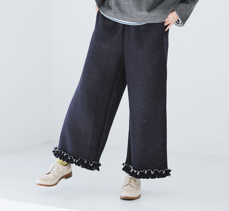 ネイビーの裾フリルニットパンツを主役にしたシンプルな冬のカジュアルスタイル