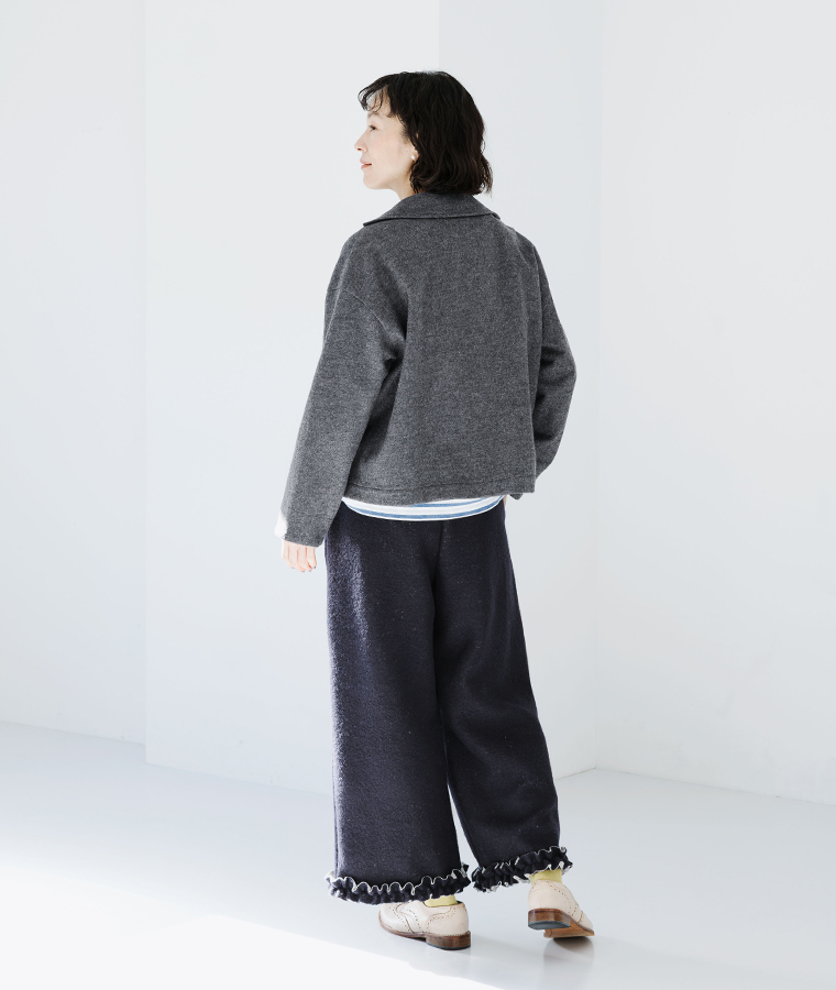 後ろ姿まできれいに見えるネイビーの裾フリルニットパンツの着用イメージ