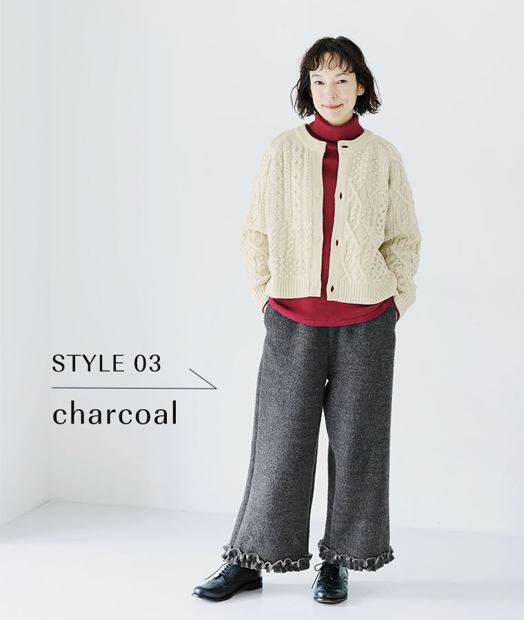 チャコールの裾フリルニットパンツをニットカーディガンと合わせた冬のナチュラルスタイル