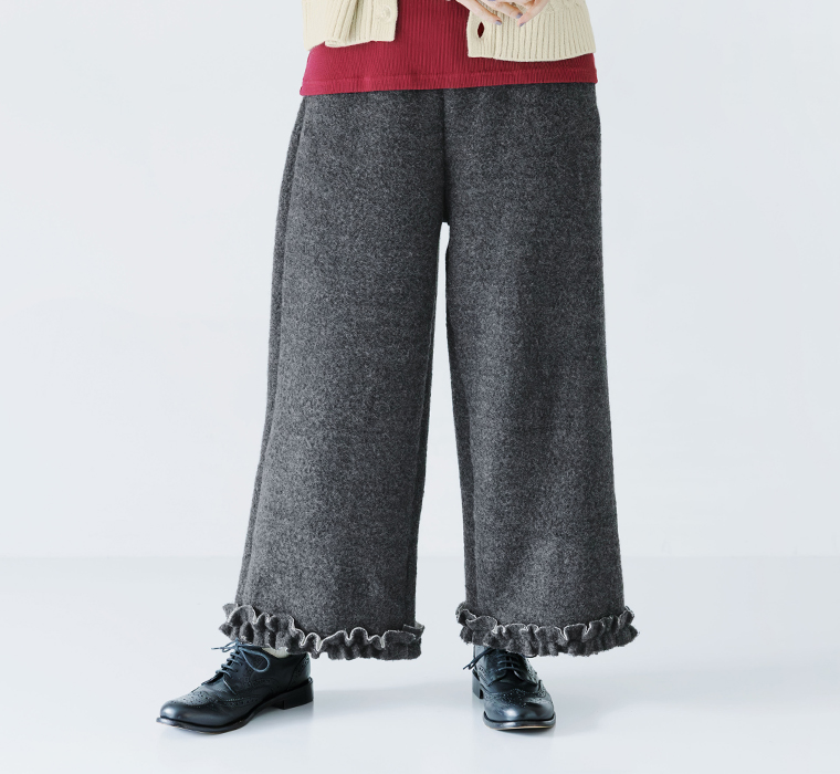 チャコールカラーの裾フリルニットパンツのシルエットがわかる全体カット