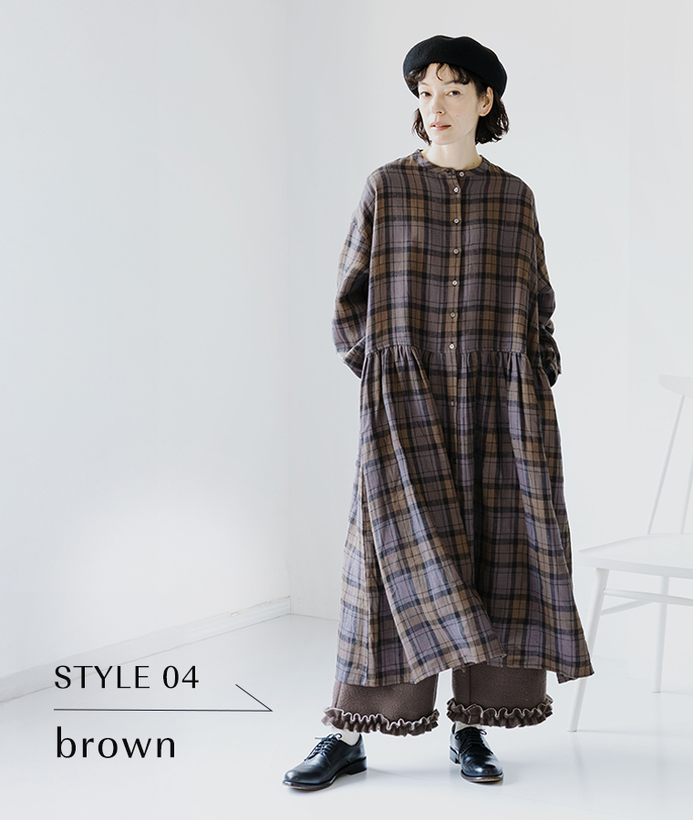 ブラウンの裾フリルニットパンツをチェックワンピースと合わせた冬のナチュラルコーディネート