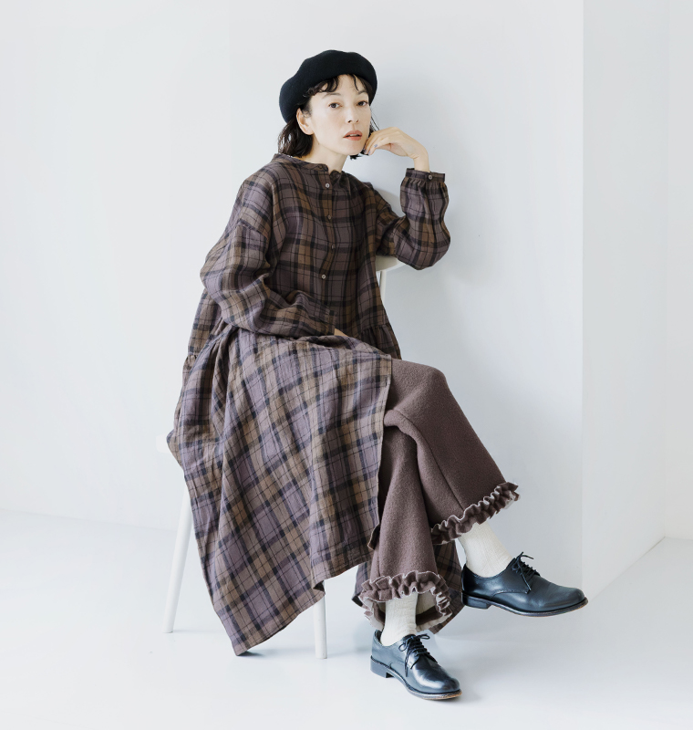 裾フリルニットパンツを重ねた、ブラウン系でまとめた冬のレイヤードスタイル