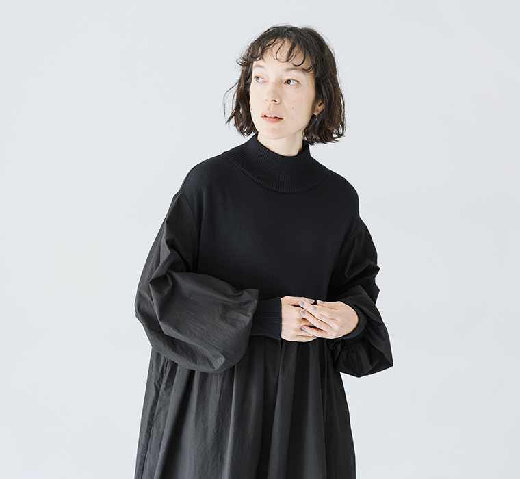 ニット×フハク ハイネックワンピース ブラックを着用し上半身のハイネックと袖の布帛切替がわかるカット