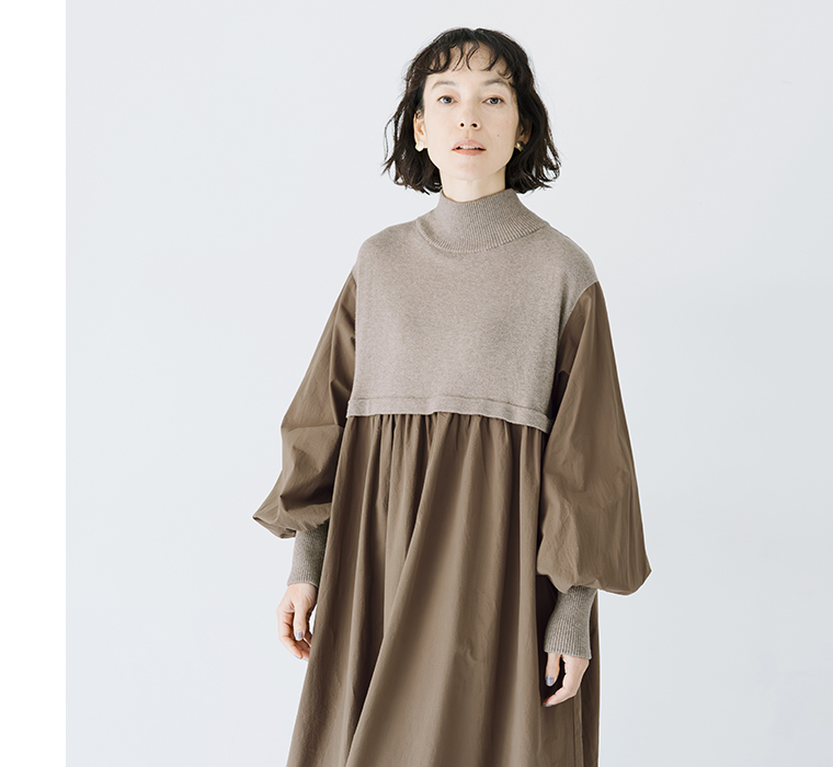 ニット×フハク ハイネックワンピース モカの上身頃ニットと袖布帛部分の切替が分かる正面上半身