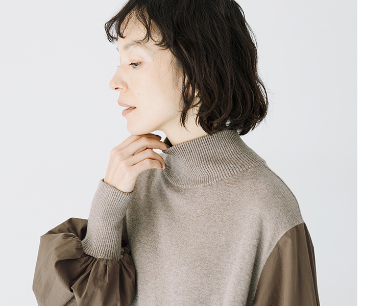 ニット×フハク ハイネックワンピース モカを着用したモデルの横向き全身