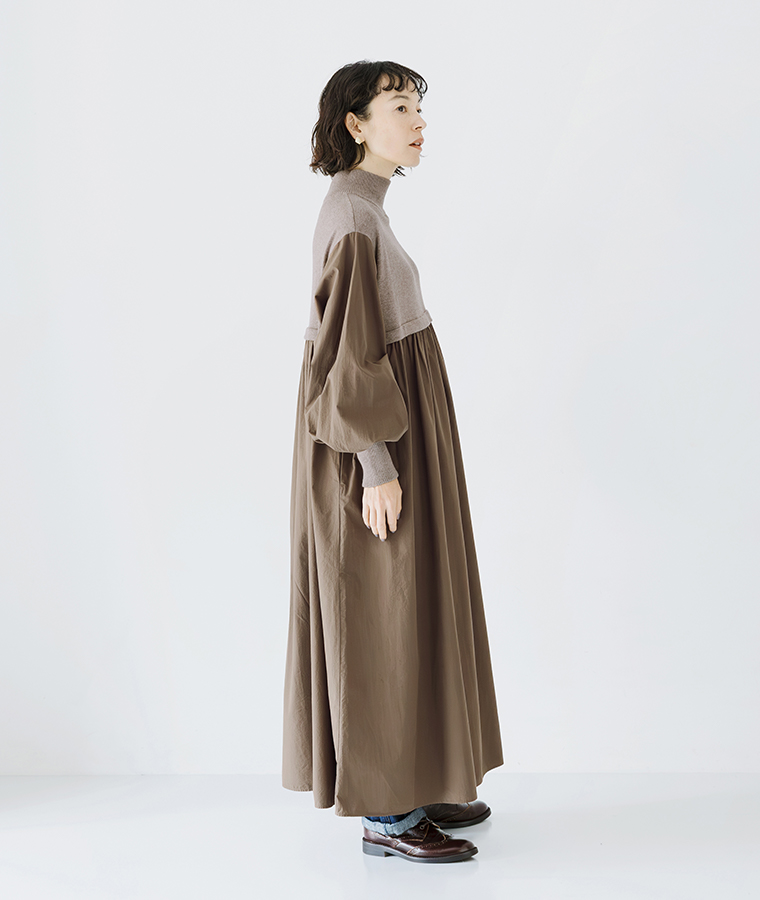 ニット×フハク ハイネックワンピース モカを着用したモデルの横向き全身