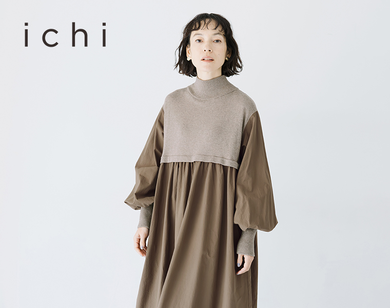 ichiのニット×フハク ハイネックワンピース モカを着用したモデルの上半身正面