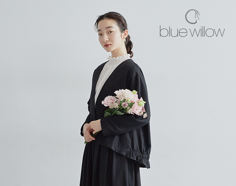 blue willowのコットンレーヨンノーカラージャケットの着用コーデ（ブラック・白ブラウス合わせ）