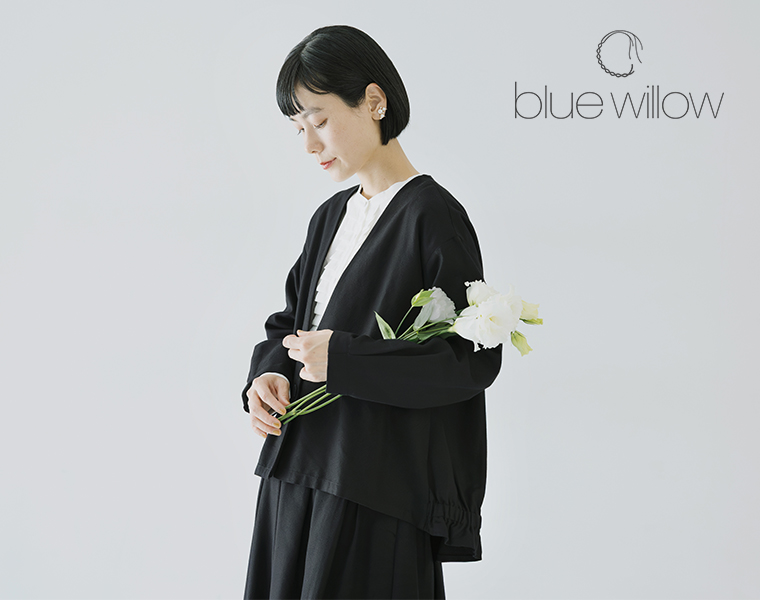 blue willowのコットンレーヨンノーカラージャケットの着用コーデ（ブラック・白ブラウス合わせ）