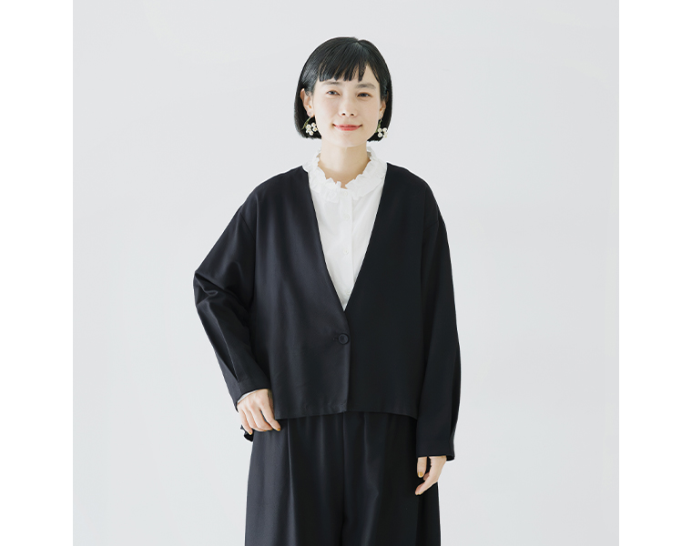 深めVネックのノーカラージャケット。程よくゆったりとした上品シルエット