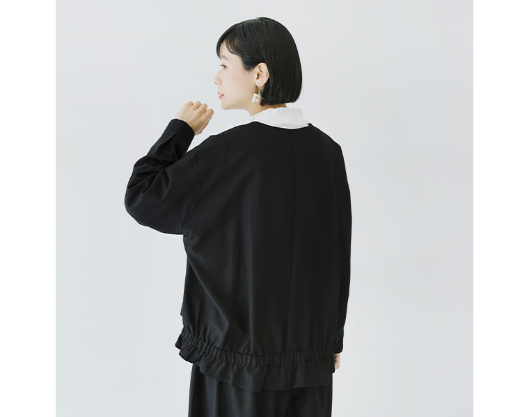 裾にギャザーを入れたノーカラージャケットのバックスタイル。後ろ姿も印象的。