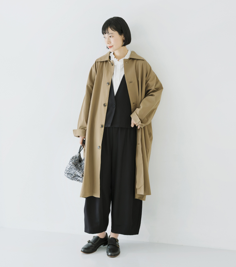 ノーカラージャケットに薄手コートを重ねたスタイリング。ロングシーズン活躍するオケージョンコーデ